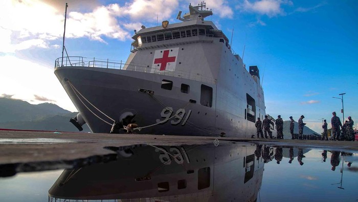 KRI dr Wahidin Sudirohusodo memberi layanan pengobatan gratis Sejumlah prajurit TNI AL melintas di sisi KRI dr Wahidin Sudirohusodo saat bersandar di Pelabuhan Ahmad Yani, Kota Ternate, Maluku Utara, Jumat (8/12/2023). KRI dr Wahidin Sudirohusodo-991 yang dioperasikan sebagai kapal bantu rumah sakit pertama buatan PT Pal Indonesia tersebut disiapkan untuk memberikan layanan pengobatan gratis bagi masyarakat selama penyelenggaraan Hari Nusantara di Kota Tidore Kepulauan pada 10-13 Desember 2023. ANTARA FOTO/Andri Saputra/Spt..