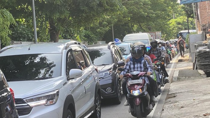 Lalin Lenteng Agung arah Tanjung Barat Macet Pagi Ini!