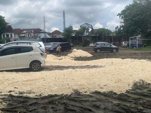 Duh, Tempat Parkir Lapangan Ubud Becek Bikin Baju Turis Kotor
