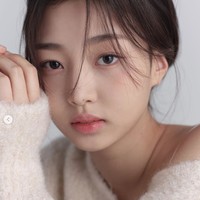 Pada Februari 2023, adik perempuan Jihyo TWICE dikenalkan sebagai aktris baru di Starhaus Entertainment. Foto: dok. Instagram @eehaeum