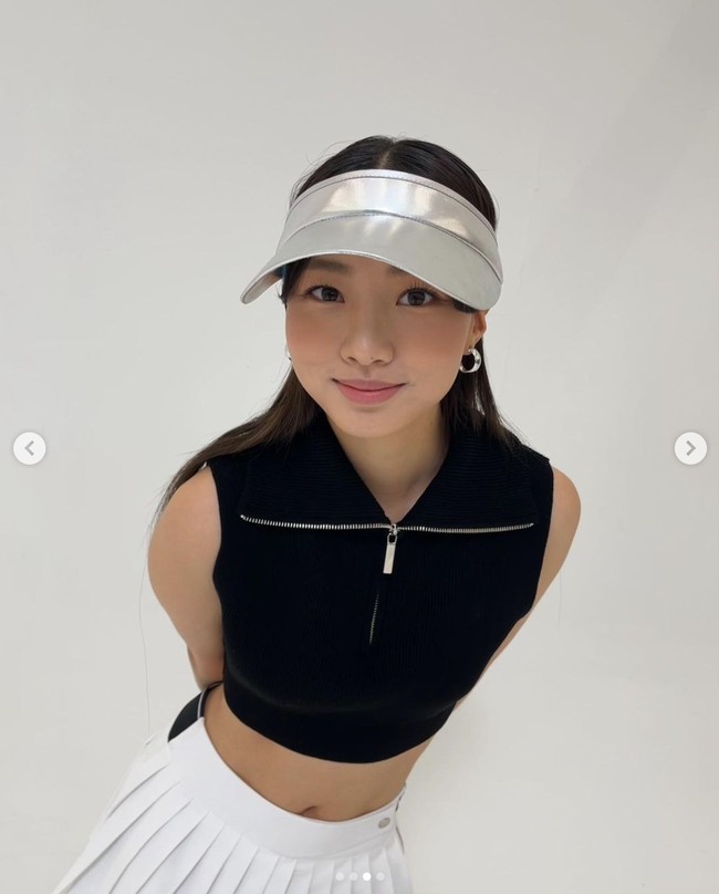 Model dengan nama asli Park Ji Young itu terpaut lima tahun dengan kakak perempuannya. Jihyo TWICE kelahiran 1997, sedangkan adiknya kelahiran 2002. Foto: dok. Instagram @eehaeum