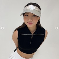 Model dengan nama asli Park Ji Young itu terpaut lima tahun dengan kakak perempuannya. Jihyo TWICE kelahiran 1997, sedangkan adiknya kelahiran 2002. Foto: dok. Instagram @eehaeum