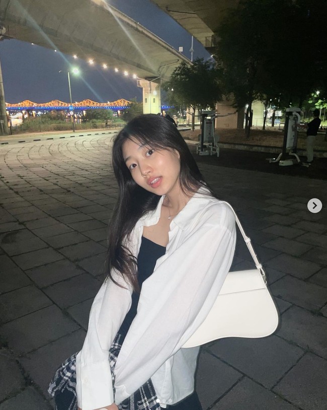 Alih-alih menjadi idol KPop seperti kakak perempuannya, Lee Ha Eum memilih profesi modeling. Dia pun tampaknya akan segera merambah ke dunia akting. Foto: dok. Instagram @eehaeum