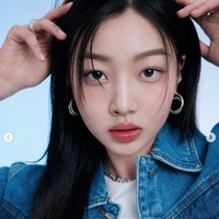 Belakangan netizen Korea ramai membicarakan adik perempuan Jihyo TWICE, yang tak kalah cantik dari kakaknya. Ialah Lee Ha Eum, yang tengah meniti karier sebagai aktris dan model. Foto: dok. Instagram @eehaeum