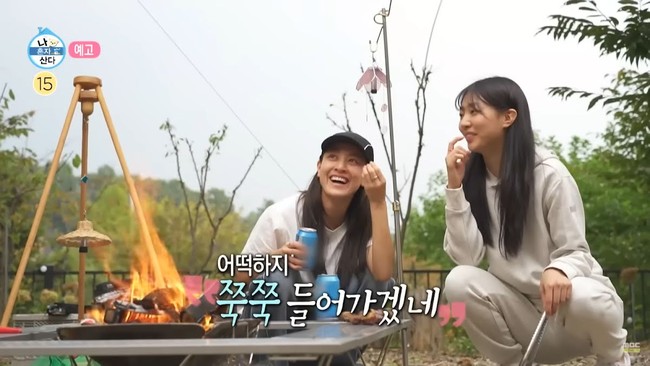 Lee Ha Eum mulai menyita perhatian publik saat muncul bersama kakak perempuannya, Jihyo TWICE di acara televisi ‘I Live Alone’ pada 13 Oktober 2023. Kakak-beradik itu menikmati waktu bersama dengan berkemah. Penggemar melihat kecantikan Jihyo dan Ha Eum tanpa makeup. Foto: dok. Instagram @eehaeum