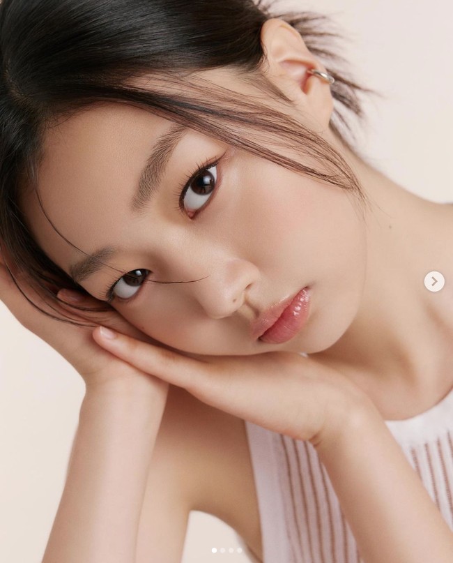 “Wow, dia cantik,” “Vibes-nya luar biasa,” “Mereka terlihat sangat mirip, tapi auranya sangat berbeda. Jika Jihyo adalah musim panas, adik perempuannya adalah musim gugur. Keduanya sangat cantik,” “Aku tidak akan tahu mereka bersaudara jika tidak ada yang memberitahuku,” komentar sejumlah netizen Korea di forum komunitas online. Foto: dok. Instagram @eehaeum
