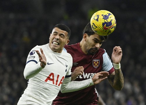 Soccer Football - Premier League - Tottenham Hotspur v West Ham United - Tottenham Hotspur Stadium, London, Britain - December 7, 2023 West Ham Uniteds Lucas Paqueta in action with Tottenham Hotspurs Pedro Porro REUTERS/Tony Obrien NO USE WITH UNAUTHORIZED AUDIO, VIDEO, DATA, FIXTURE LISTS, CLUB/LEAGUE LOGOS OR LIVE SERVICES. ONLINE IN-MATCH USE LIMITED TO 45 IMAGES, NO VIDEO EMULATION. NO USE IN BETTING, GAMES OR SINGLE CLUB/LEAGUE/PLAYER PUBLICATIONS.