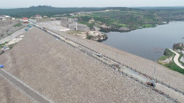 Lima bendungan yang siap diresmikan di awal 2024 yaitu Bendungan Karian, Cipanas, Sepaku Semoi, Tiu Suntuk, dan Lolak.
