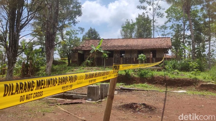 Lokasi pemotongan kayu tempat penemuan kerangka manusia di Desa Semagar, Kecamatan Girimarto, Wonogiri. Lokasi kini dipasangi garis polisi, Jumat (8/12/2023).