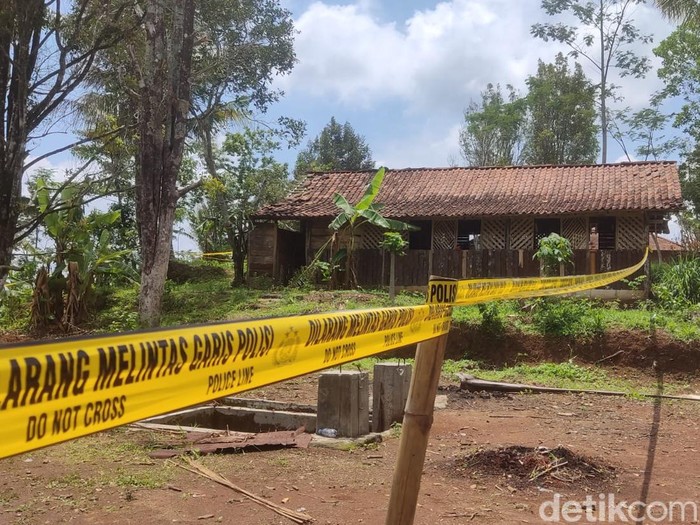 Lokasi pemotongan kayu tempat penemuan kerangka manusia di Desa Semagar, Kecamatan Girimarto, Wonogiri. Lokasi kini dipasangi garis polisi, Jumat (8/12/2023).
