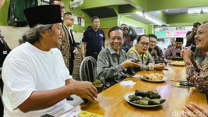 Mahfud Md sarapan di Warung Bintang 9, Kuala Lumpur, Malaysia. (Kadek/detikcom)