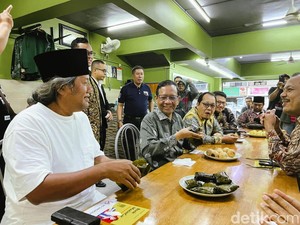 Mahfud Sarapan Bareng WNI Santap Makanan Khas Nusantara di Malaysia