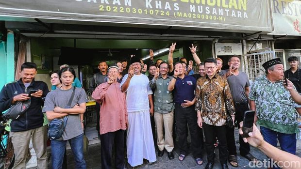 Mahfud Md sarapan di Warung Bintang 9, Kuala Lumpur, Malaysia. (Kadek/detikcom)