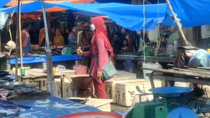 Warga yang berbelanja di Pasar Tasiu, Mamuju, Sulbar seketika dibuat panik dengan aksi emak-emak bernama Nurmala yang mengamuk menggunakan parang.