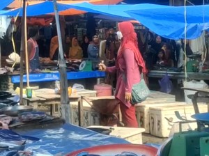 Emak-emak Ngamuk Pakai Parang Kejar Warga di Pasar Mamuju, Ternyata ODGJ