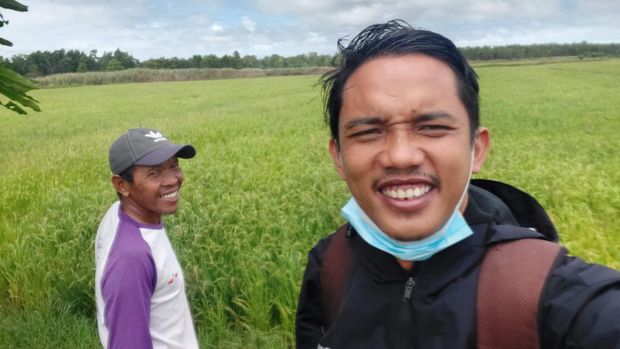 Salfrianto bersama Rojikin, petani di Kampung Sumber Rejeki.
