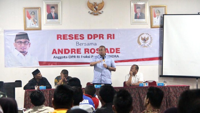 Memulai reses masa sidangnya di Dapil, Andre Rosiade mengunjungi Masjid Raya Talang di Jalan Lintas Sumatera Nagari Talang, Kecamatan Gunung Talang. Dalam kunjungannya, Andre didampingi Anggota DPRD Kabupaten Solok Iskan Nofis dan Wakil Bupati Solok Jon Firman Pandu yang juga Ketua DPC Gerindra Kabupaten Solok untuk bertemu jamaah masjid.