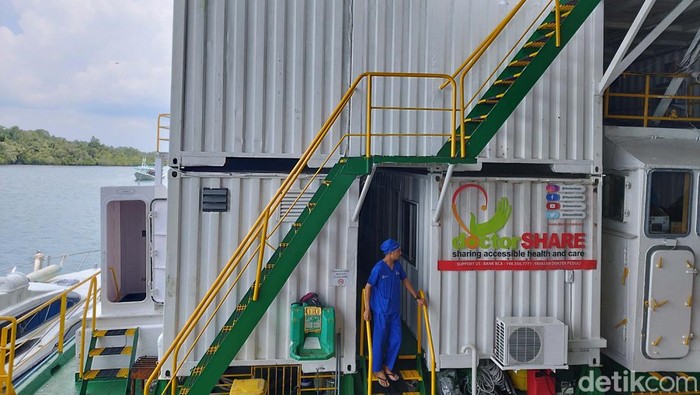 Menengok Rumah Sakit Apung yang Berikan Layanan Gratis di Seget Papua Rumah sakit apung jadi solusi bagi warga Distrik Seget, Sorong, Papua Barat Daya untuk dapatkan layanan kesehatan. Jauhnya akses kesehatan menjadi masalah utamanya.