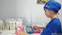 Operasional beberapa poli dilakukan setiap hari mulai pukul 08.00-15.00 WIT, masyarakat hanya perlu membawa fotocopy kartu identitas, bisa Kartu Keluarga, KTP, ataupun Kartu BPJS.  