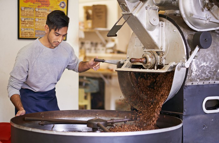 Menggiling biji kopi