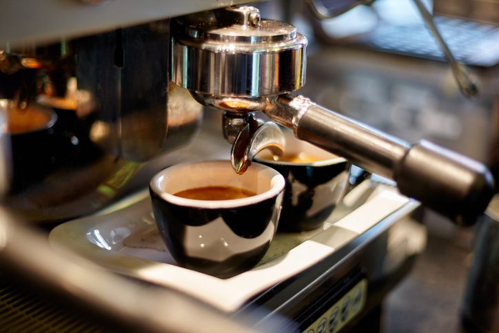 Menggiling biji kopi