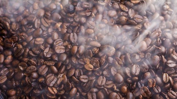 Menggiling biji kopi