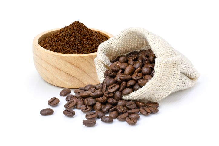 Menggiling biji kopi