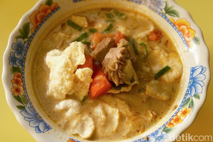 Menikmati kelezatan soto tangkar di Rumah Makan Pusaka Bunda Surabaya