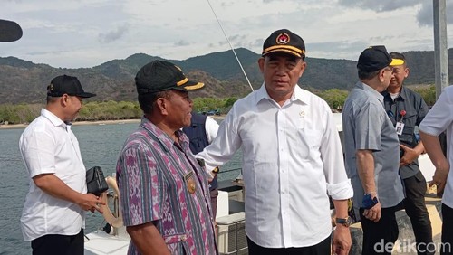 Menko PMK Muhadjir Effendy tiba di pelabuhan desa Komodo, Jumat (8/12/2023).