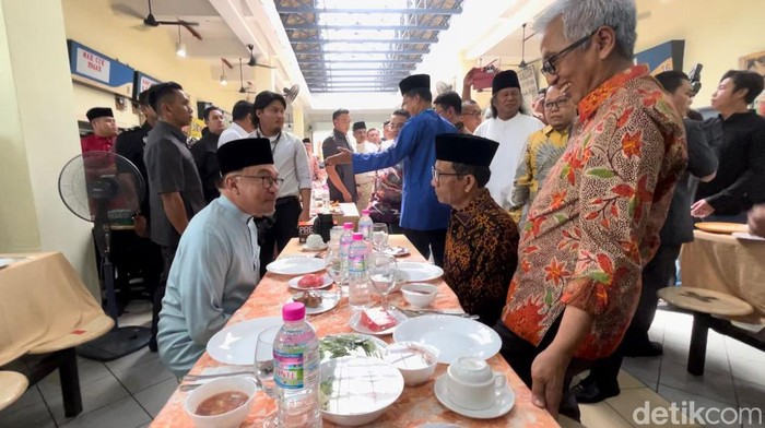 Menko Polhukam Mahfud Md makan bareng bersama PM Malaysia Anwar Ibrahim (Kadek/detikcom)