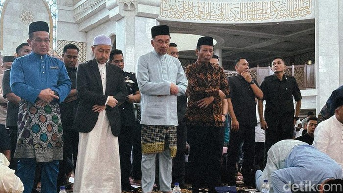 Menko Polhukam Mahfud Md salat jumat bersama PM Malaysia Anwar Ibrahim di Masjid Persekutuan, Malaysia (Kadek/detikcom)