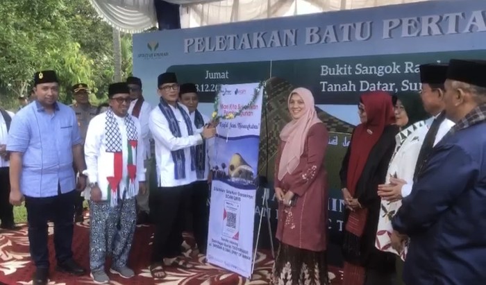 Menparekraf RI Sandiaga Uno saat peletakan batu pertama pembangunan Masjid Jami’ Minangkabau di Kabupaten Tanah Datar, Sumbar. (Human Kemenparekraf)