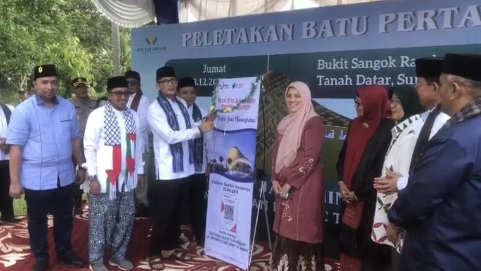 Menparekraf RI Sandiaga Uno saat peletakan batu pertama pembangunan Masjid Jami’ Minangkabau di Kabupaten Tanah Datar, Sumbar. (Human Kemenparekraf)