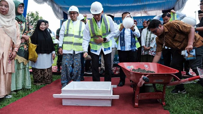 Menparekraf Sandiaga uno meletakkan batu pertama pembangunan Masjid Jamik Minangkabau. (Dok Menparekraf)