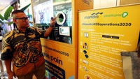 Sebagai salah satu inisiatif penerapan prinsip Environmental Social Governance (ESG), Bank Mandiri mengandeng startup Plasticpay menempatkan empat unit reverse vending machine untuk mendaur ulang botol plastik bekas. Mesin itu disebar di empat gedung utama Bank Mandiri di Jakarta.  