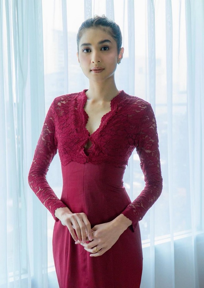 Istri aktor Deva Mahenra ini merias wajahnya dengan makeup bernuansa natural warna nude-peach, sementara rambutnya disanggul sederhana. Foto: Instagram/@miktambayong @bagusboker