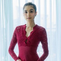 Istri aktor Deva Mahenra ini merias wajahnya dengan makeup bernuansa natural warna nude-peach, sementara rambutnya disanggul sederhana. Foto: Instagram/@miktambayong @bagusboker