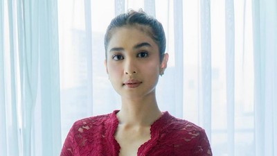 7 Potret Mikha Tambayong Jadi Bridesmaid Siang ke Malam, Beda Gaya Makeup