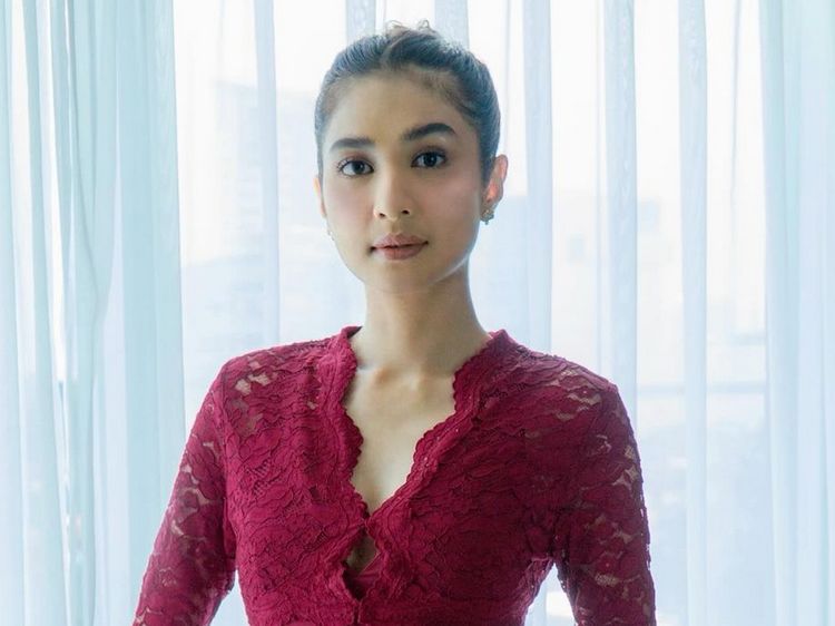 7 Potret Mikha Tambayong Jadi Bridesmaid Siang ke Malam, Beda Gaya Makeup