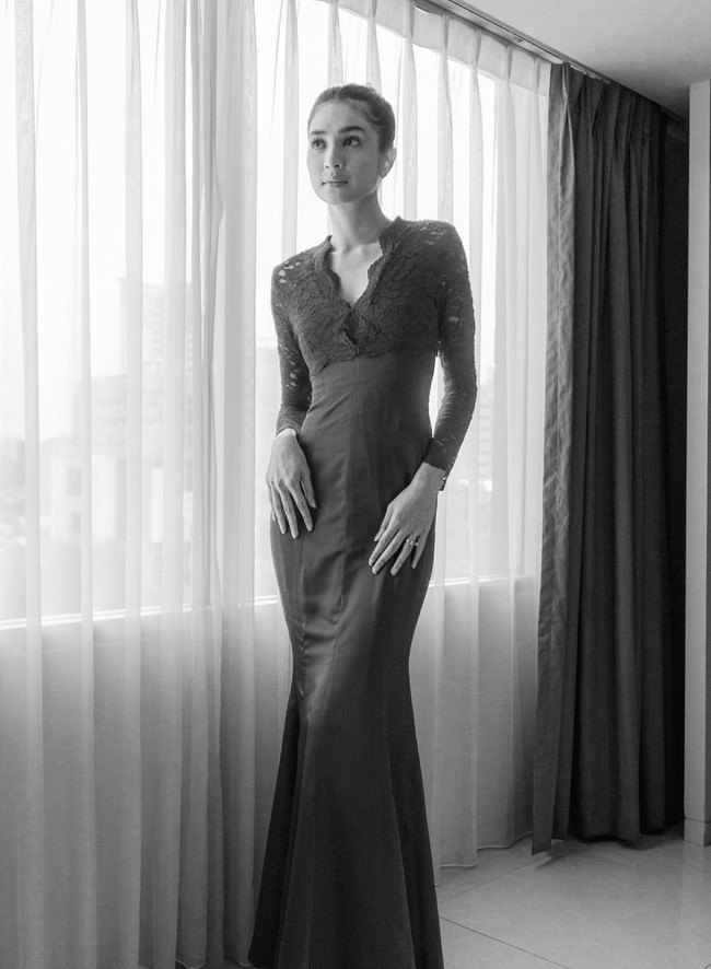 Gaun memiliki aksen lace di bagian dada dan lengan, sementara dari area torso ke bawah menggunakan material polos. Foto: Instagram/@miktambayong @bagusboker