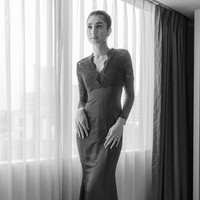 Gaun memiliki aksen lace di bagian dada dan lengan, sementara dari area torso ke bawah menggunakan material polos. Foto: Instagram/@miktambayong @bagusboker