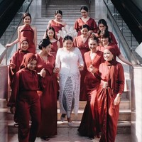 Untuk acara siang hari, bintang serial ‘Teluh Darah’ ini mengenakan gaun warna burgundi berpotongan mermaid.  Foto: Instagram/@miktambayong @bagusboker