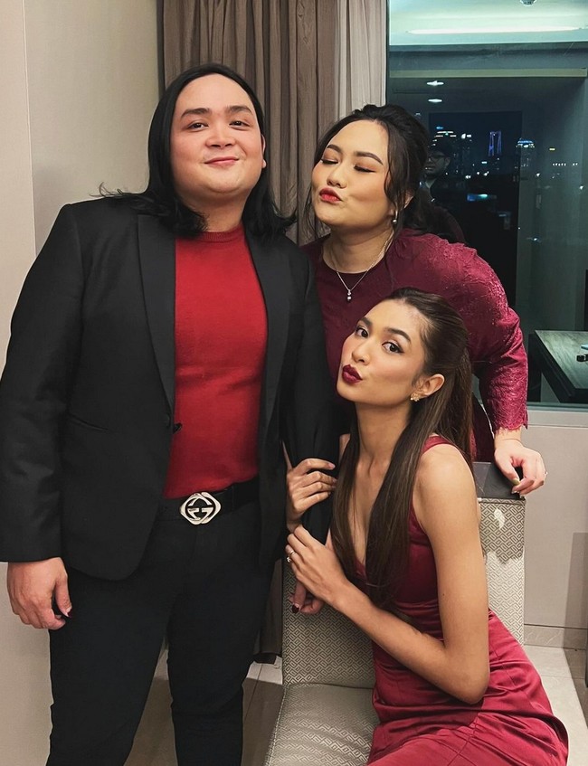 Rambut panjangnya dikuncir tengah dan ditata bergelombang. “Bridesmaid in red — night and day,” tulisnya pada caption foto. Foto: Instagram/@miktambayong @bagusboker