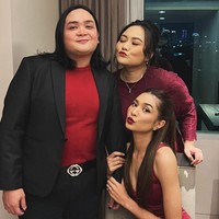 Rambut panjangnya dikuncir tengah dan ditata bergelombang. “Bridesmaid in red — night and day,” tulisnya pada caption foto. Foto: Instagram/@miktambayong @bagusboker