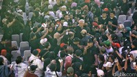 Ganjar pun menjadi buruan selfie para relawan dan simpatisannya yang hadir.