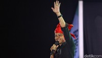 Dalam kesempatan itu Ganjar Pranowo berbicara tentang masih banyaknya keluhan para petani mengenai pupuk yang langka. Ganjar berkomitmen menuntaskan solusi untuk kelangkaan pupuk tersebut jika terpilih sebagai presiden via Pilpres 2024.