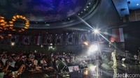 Ganjar naik ke atas panggung untuk memberikan sambutan kepada seluruh relawan.