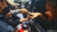 Ganjar menyalami sejumlah relawan dari dalam mobil saat meninggalkan lokasi.