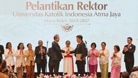 (Kiri-Kanan) Linus M. Setiadi (Ketua Yayasan Atma Jaya) dan Prof. Yuda Turana (Rektor Unika Atma Jaya Periode 2023 - 2027) saat Prosesi Pelantikan dan Janji Rektor di Kampung Unika Atma Jaya Semanggi, Jakarta (8/12/2023).