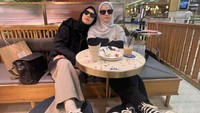 Natasha Rizky dan Dian Ayu Lestari, istri Ananda Omesh, begitu akrab. Keduanya tak sungkan untuk minum kopi bersama hanya untuk mengistirahatkan kakinya. Foto: Instagram/natasharizkynew